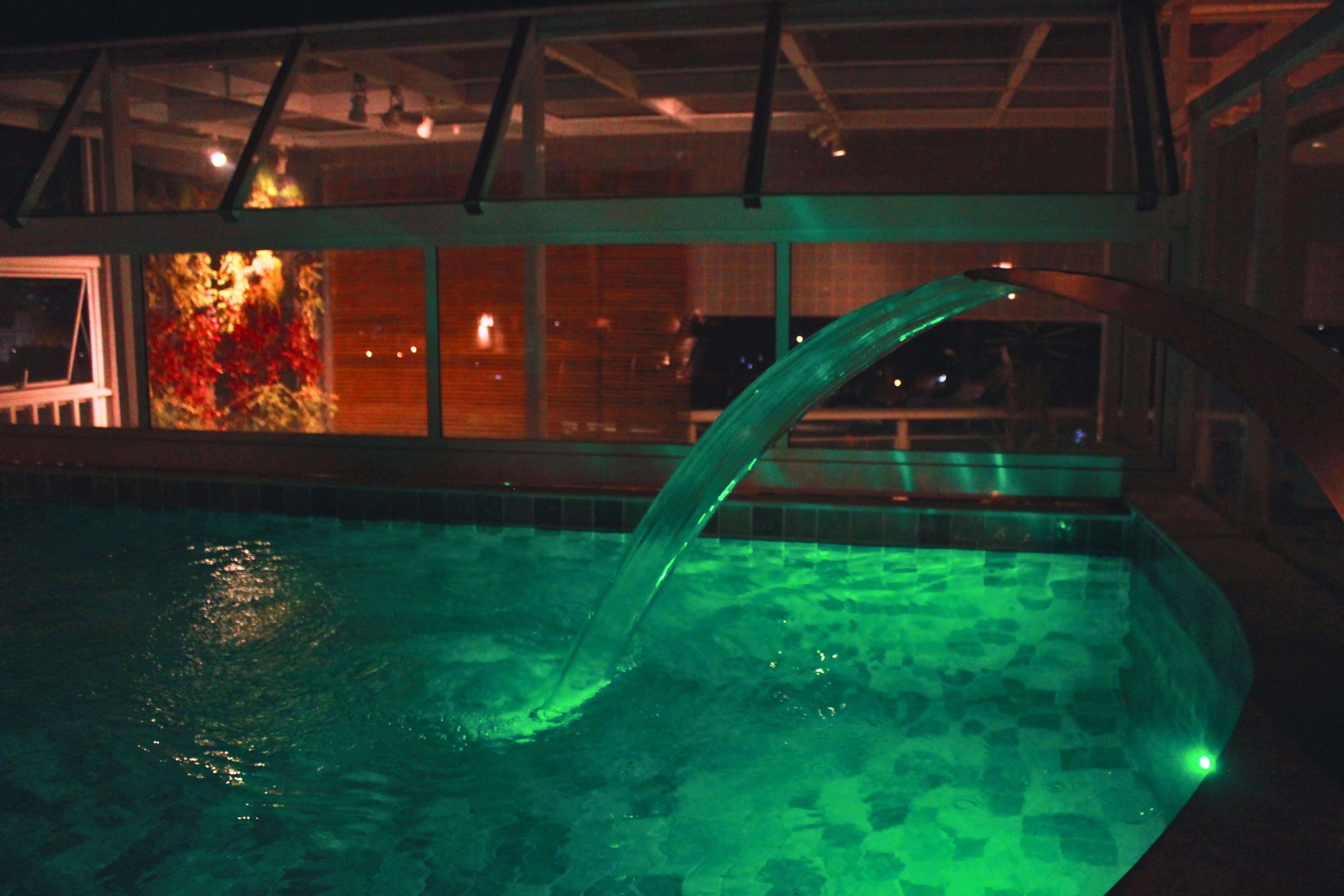 Gontijo Inn Hotel Itajubá Buitenkant foto The indoor pool at night