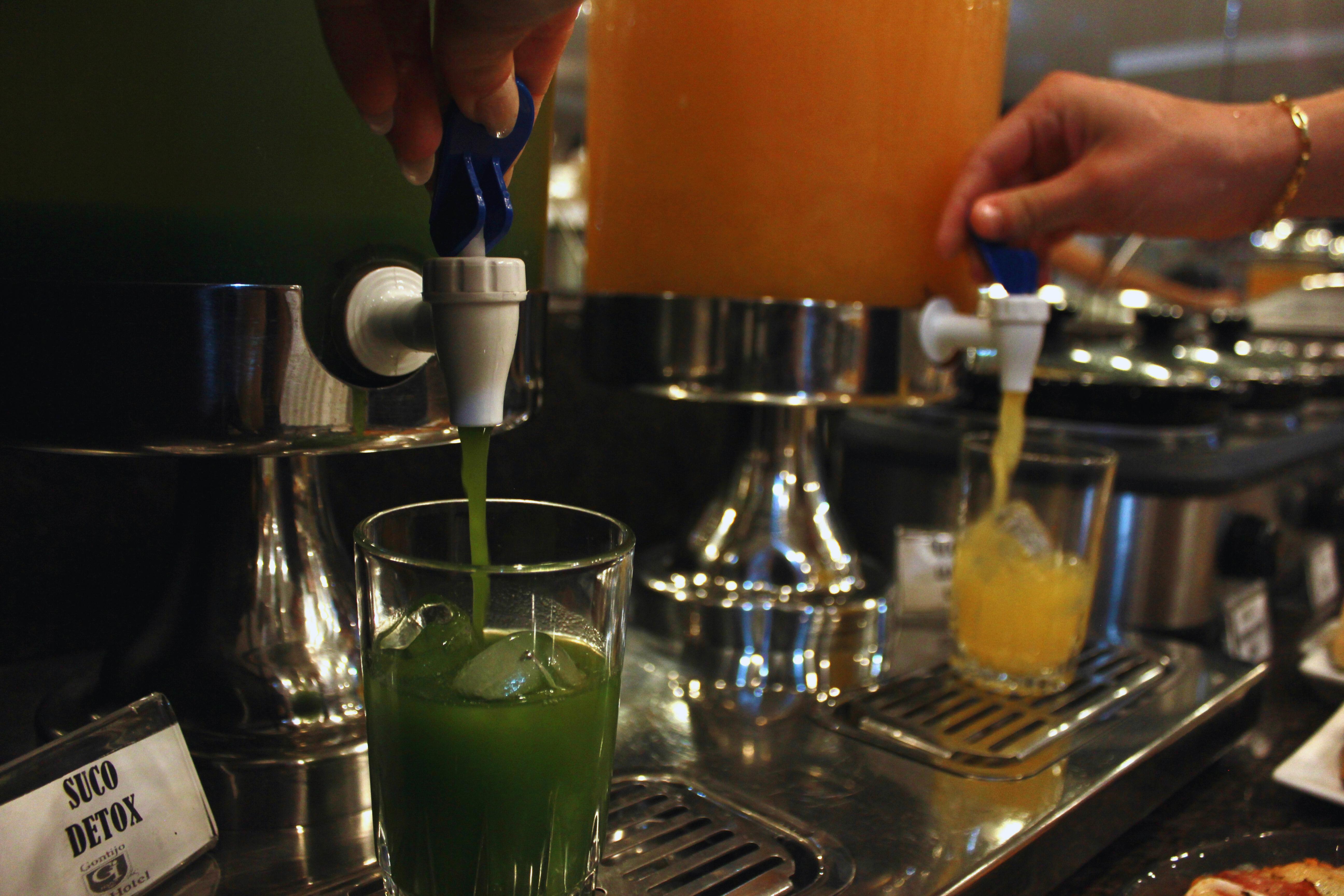 Gontijo Inn Hotel Itajubá Buitenkant foto Wheatgrass juice being dispensed