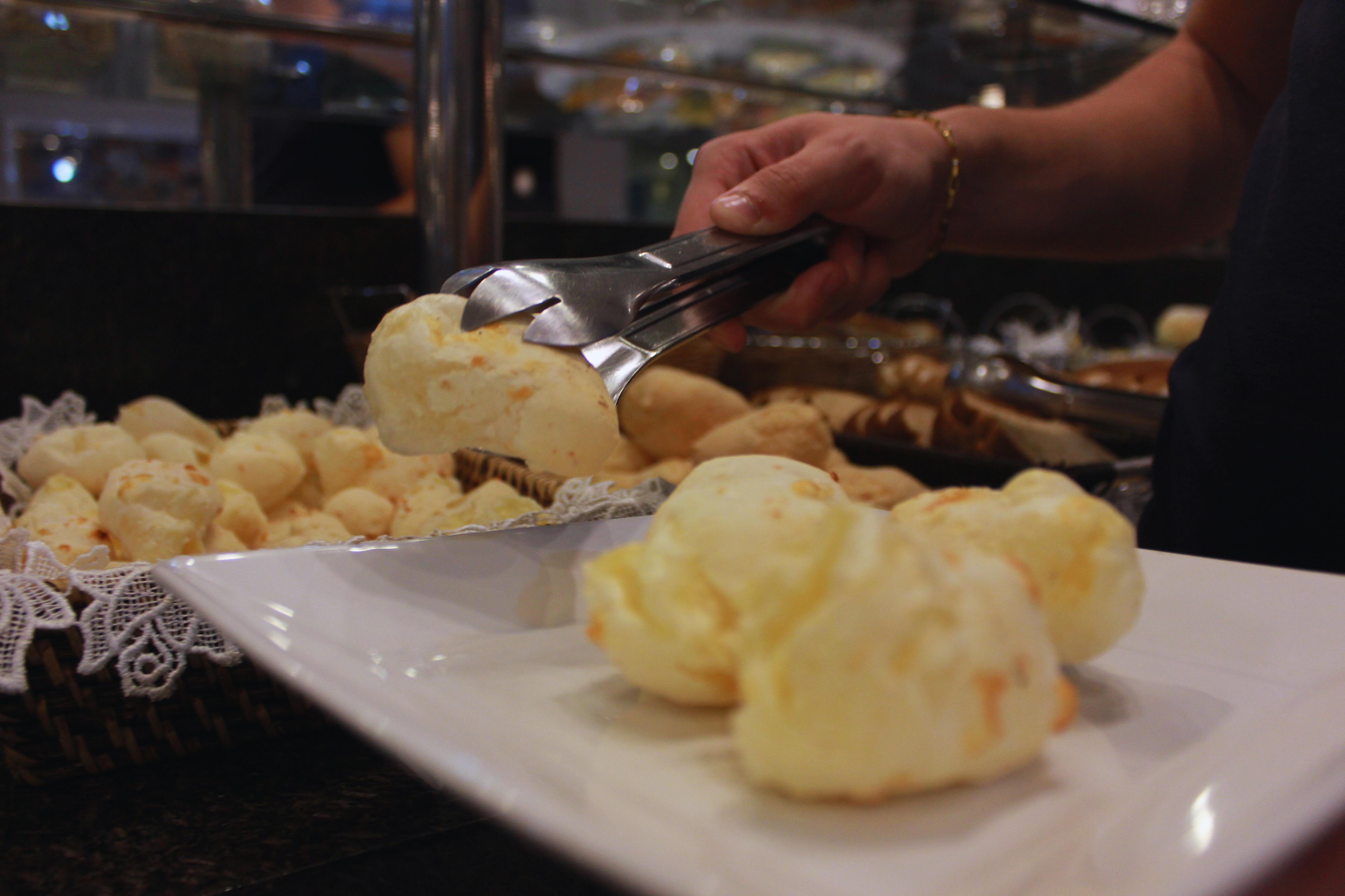 Gontijo Inn Hotel Itajubá Buitenkant foto Pão de queijo being served