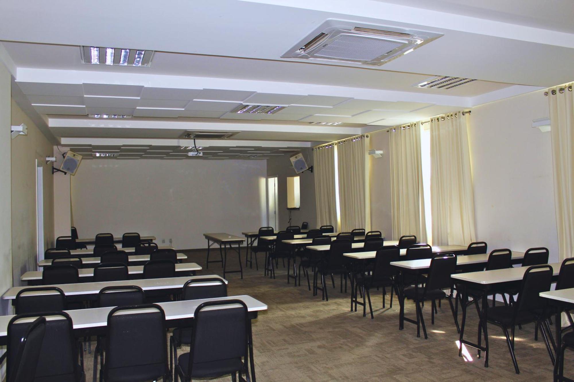Gontijo Inn Hotel Itajubá Buitenkant foto A typical classroom at the university