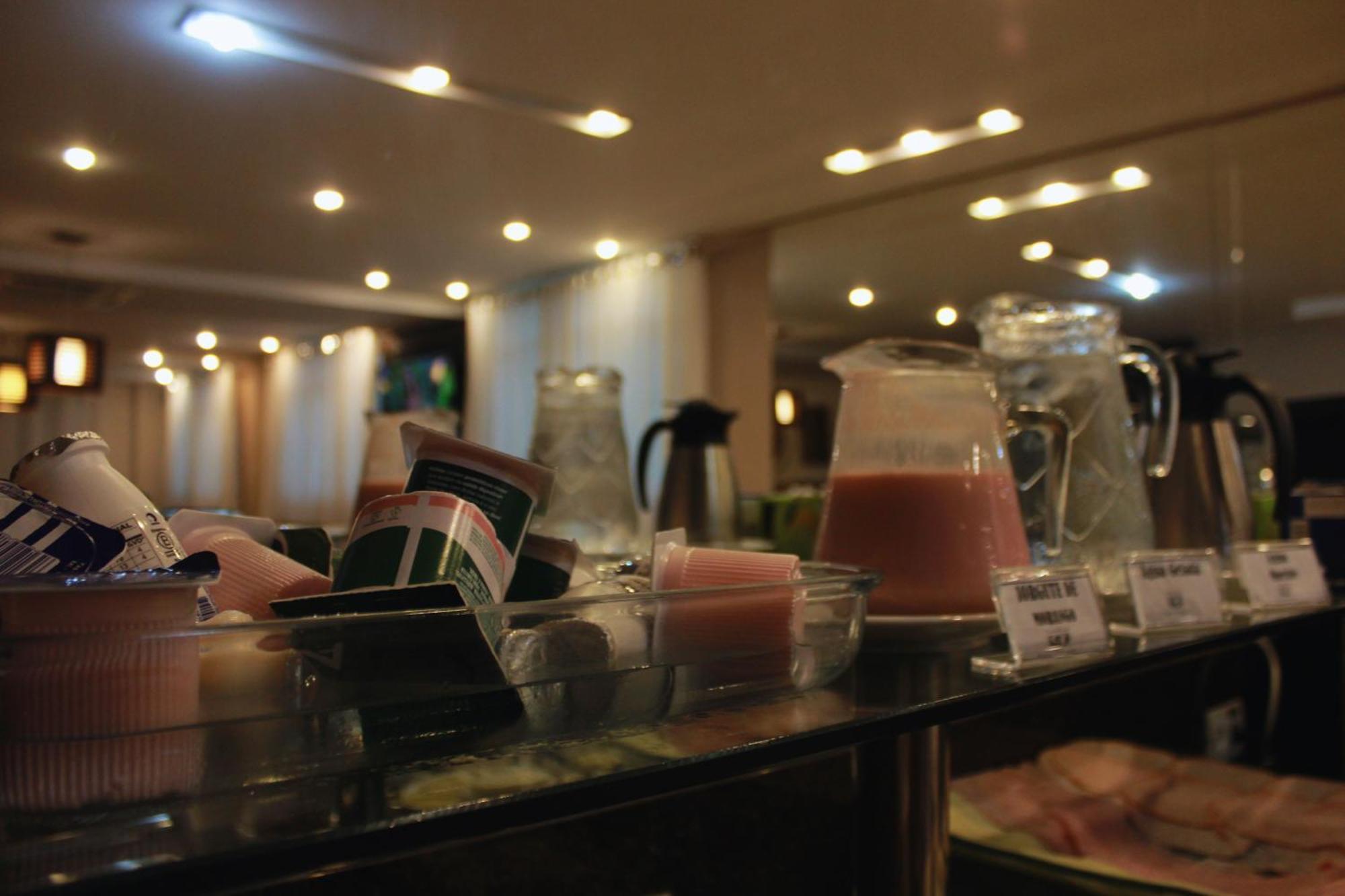 Gontijo Inn Hotel Itajubá Buitenkant foto A selection of fruit juice at a buffet
