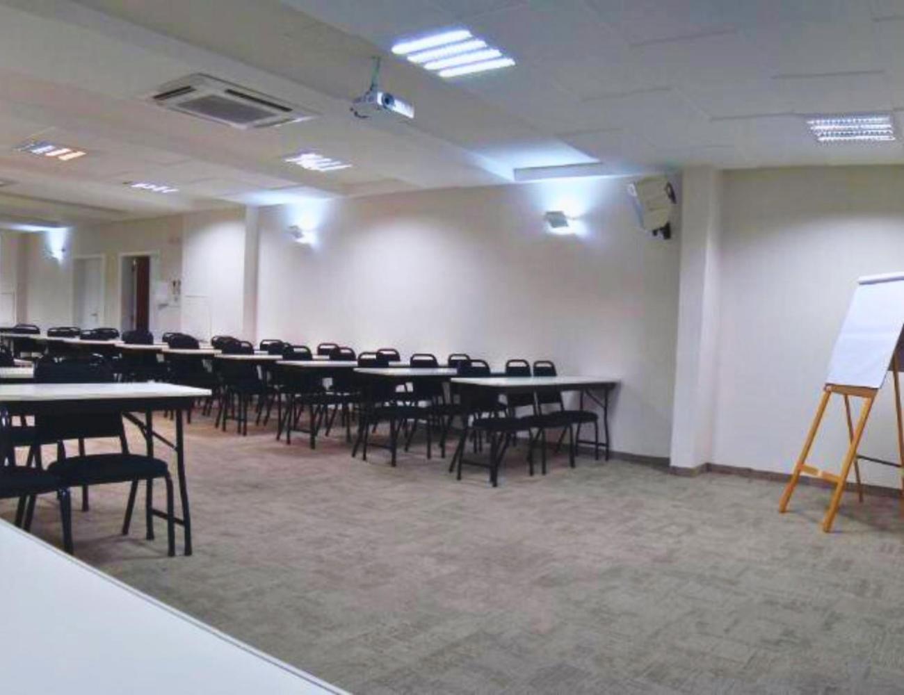 Gontijo Inn Hotel Itajubá Buitenkant foto A typical classroom